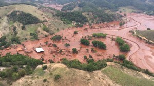 Mariana (MG) - barragem pertencente Ã  mineradora Samarco se rompeu no distrito de Bento Rodrigues, zona rural a 23 quilÃ´metros de Mariana, em Minas Gerais (Corpo de Bombeiros/MG - DivulgaÃ§Ã£o)